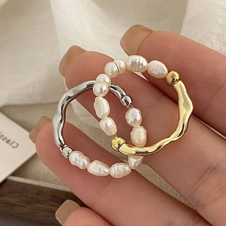 Elisa - A playful pearl ring with a golden heart.