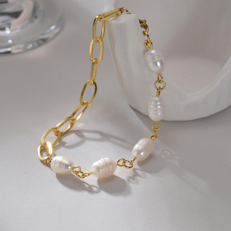 Olivia – Shiny pearl bracelet with heart.