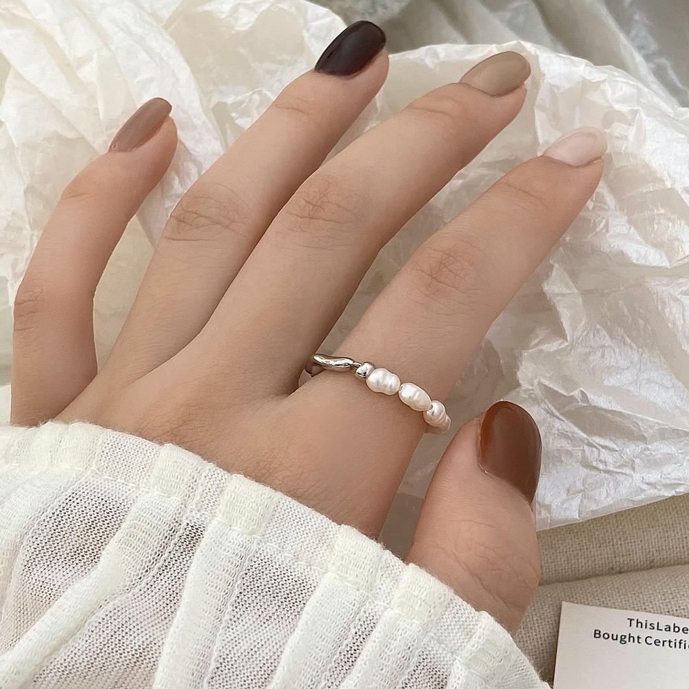 Elisa - Un anello di perle giocoso con un cuore dorato.