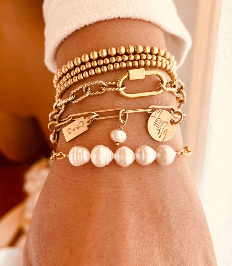 Leonie - Anello giocoso con perle e dettagli dorati.