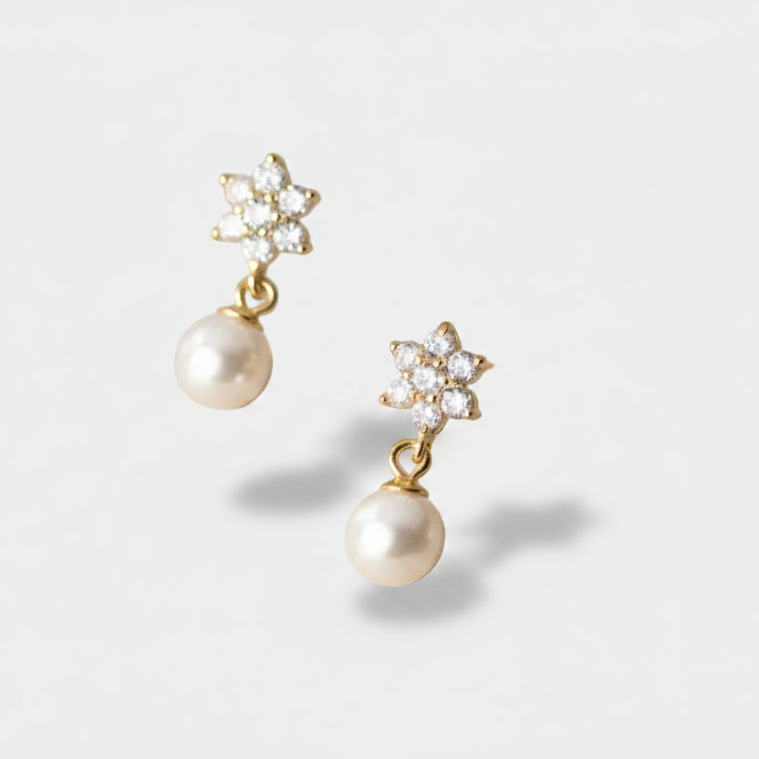 Klara – Gold hoop earrings with pearls.