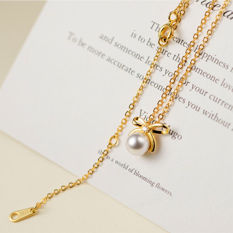 Johana-Luisa – Gold earrings with double pearl.