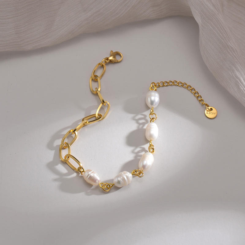 Olivia – Shiny pearl bracelet with heart.