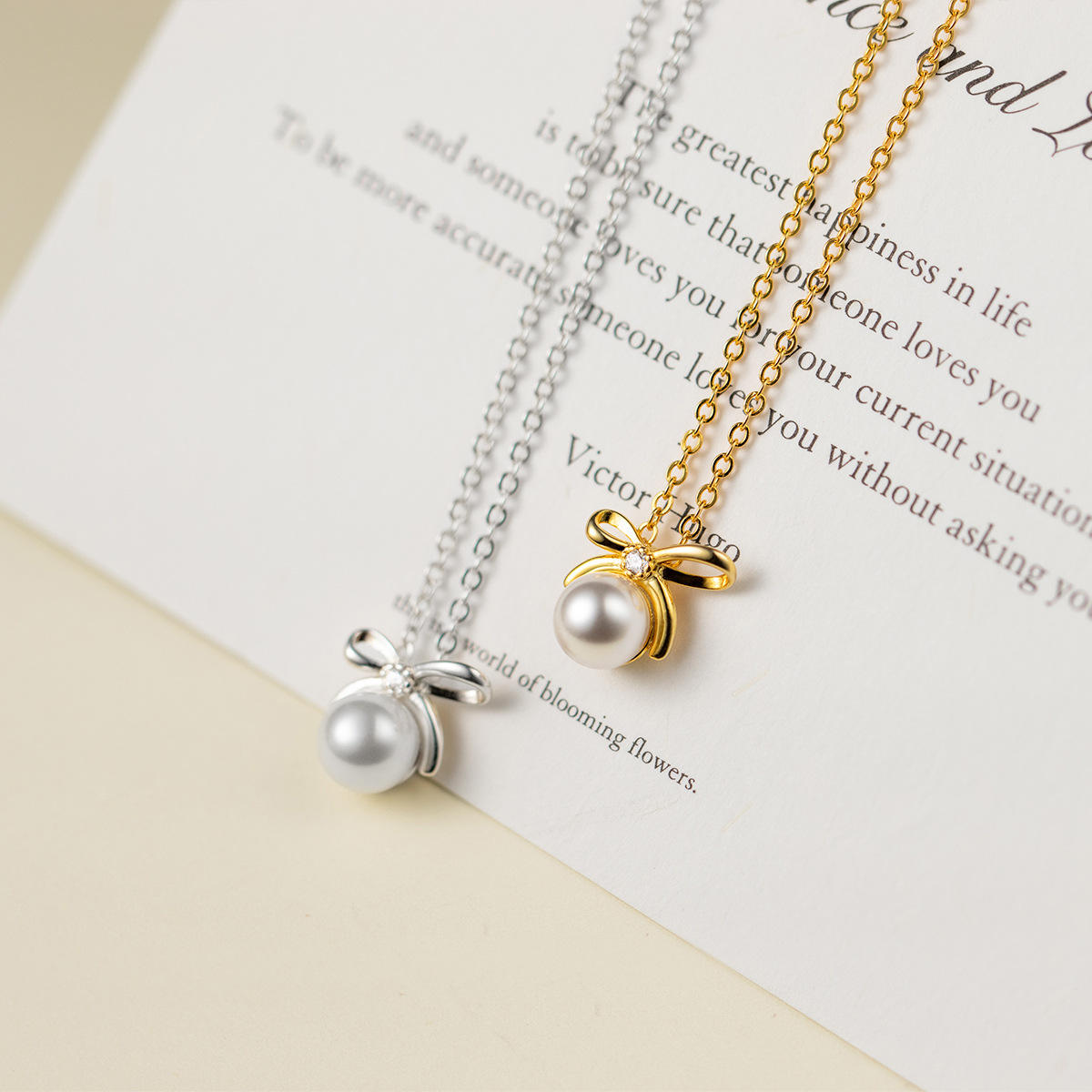 Johana-Luisa – Gold earrings with double pearl.