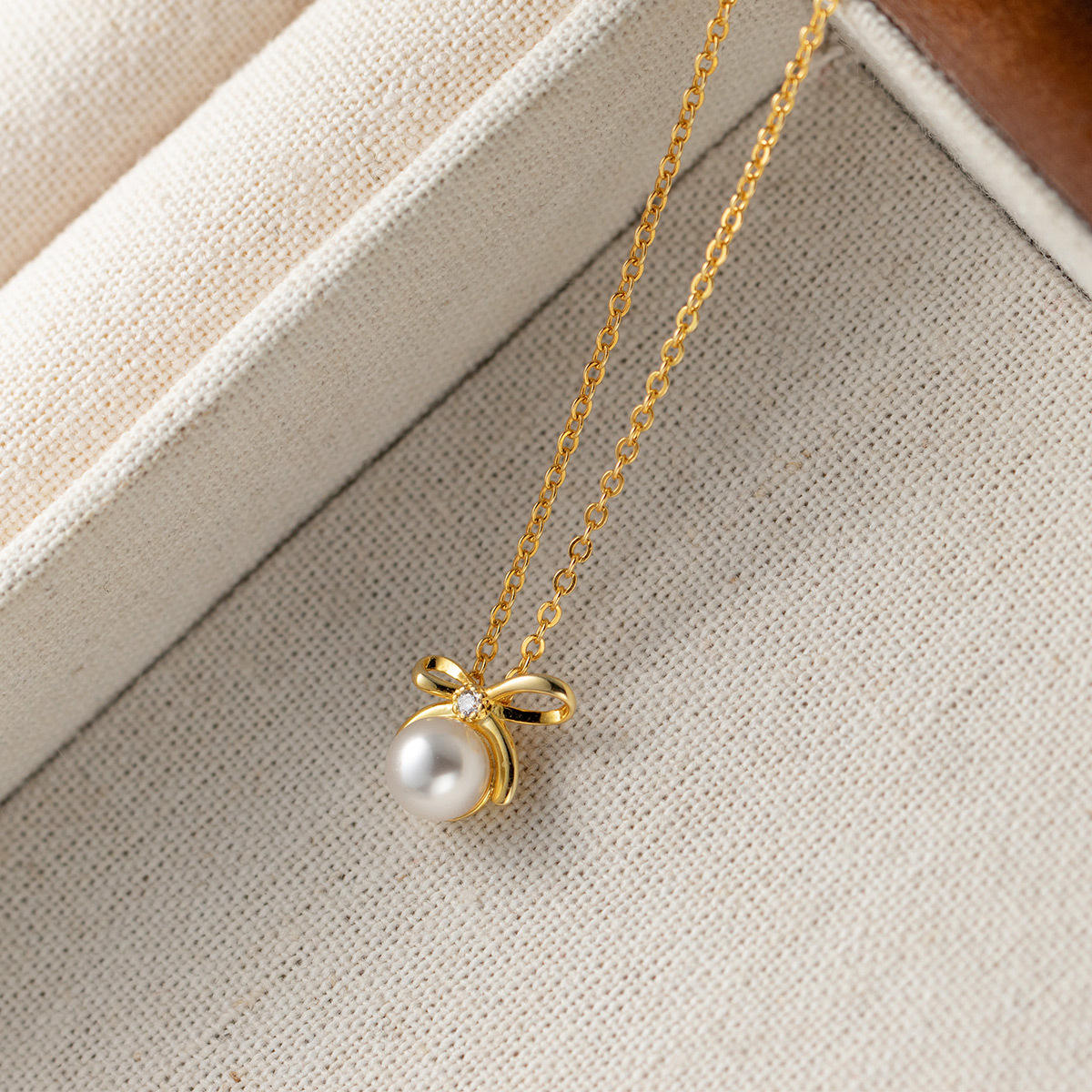 Johana-Luisa – Gold earrings with double pearl.