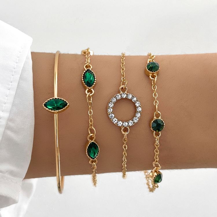 Marisa – Emerald bracelet with gold setting.