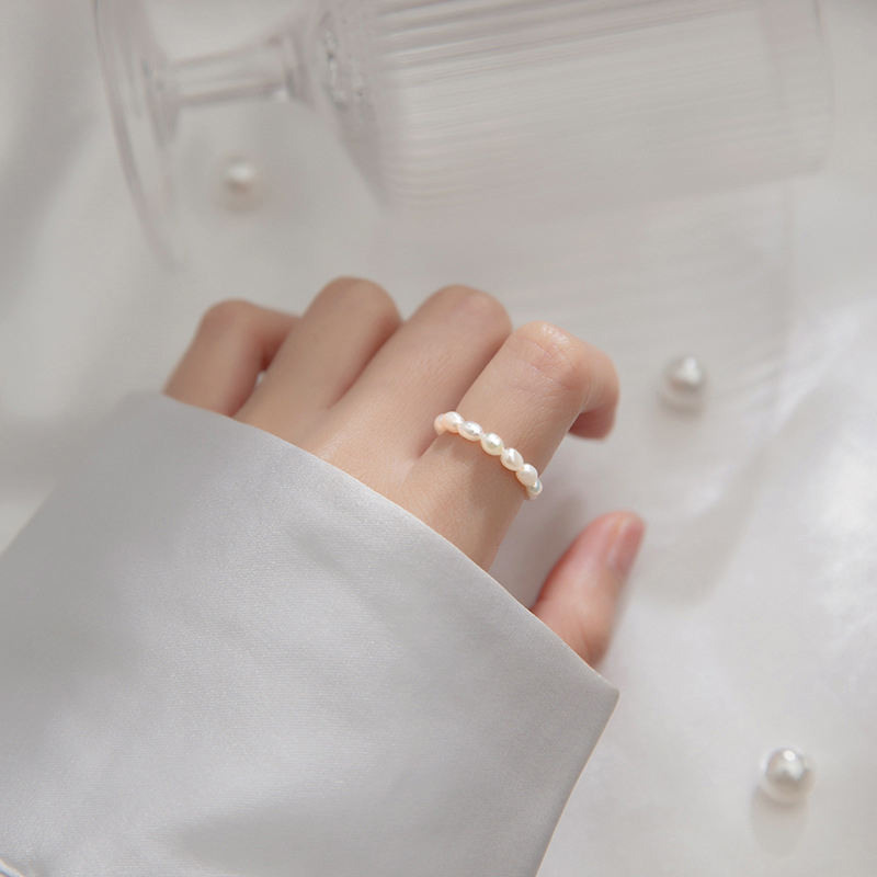 Friederika – Sculptural gold ring with pearl detail.