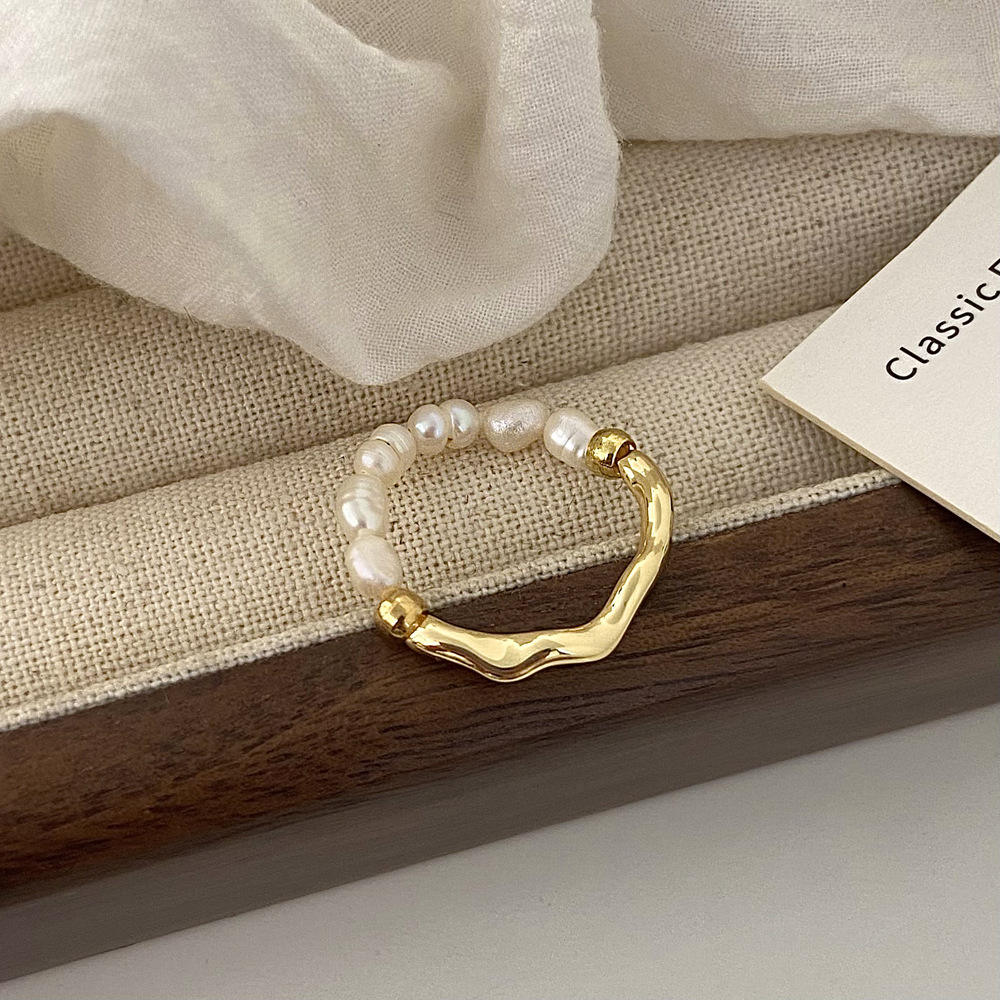 Elisa - A playful pearl ring with a golden heart.