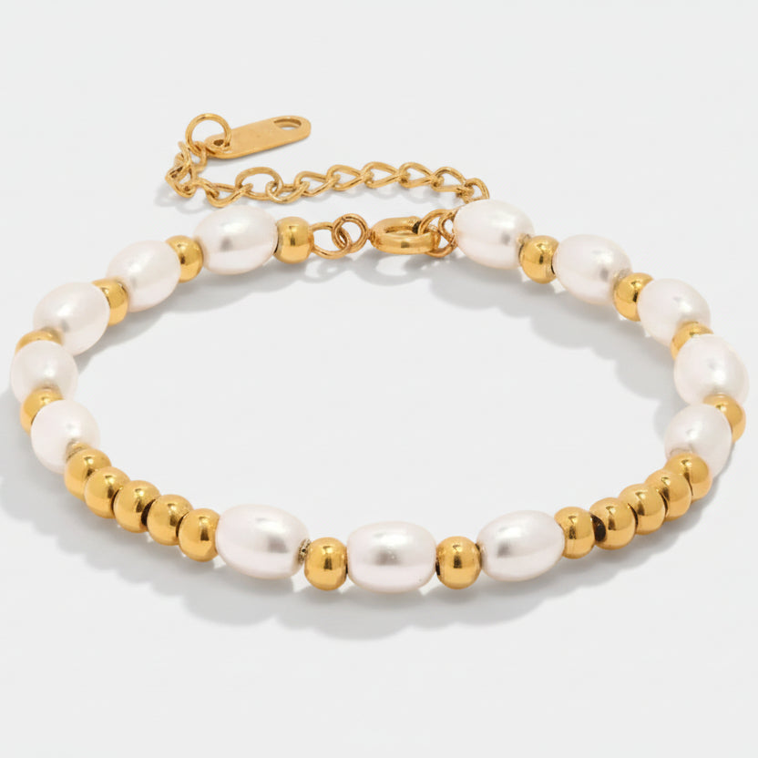Livia – Delicate pearl bracelet with golden reflections.