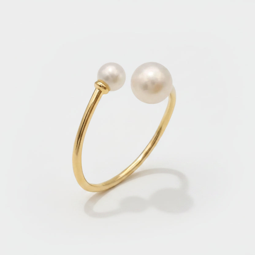 Johana – Ring with asymmetrical pearl finish.