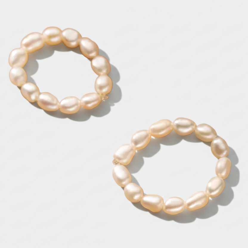 Friederika – Sculptural gold ring with pearl detail.