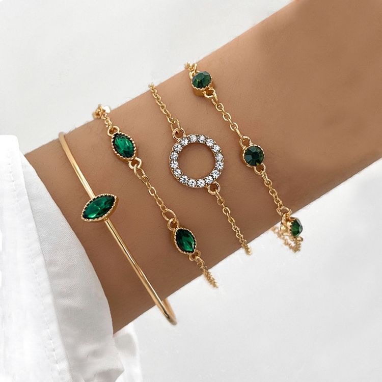 Marisa – Emerald bracelet with gold setting.
