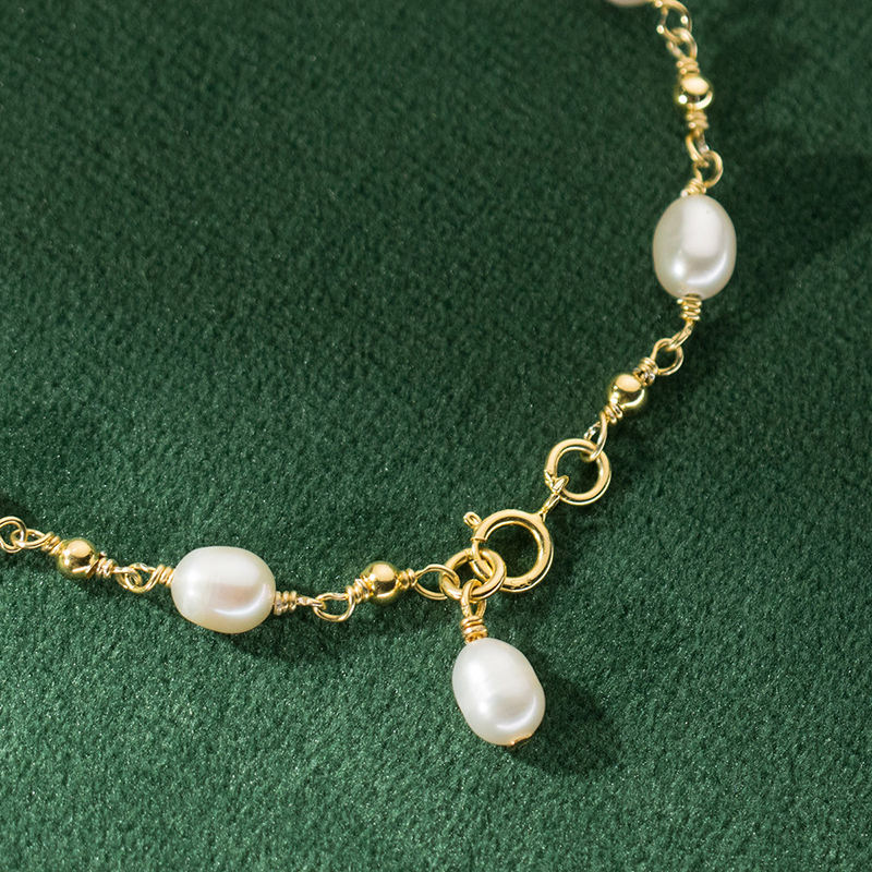 Pavla – Fine pearl bracelet with gold clasp.