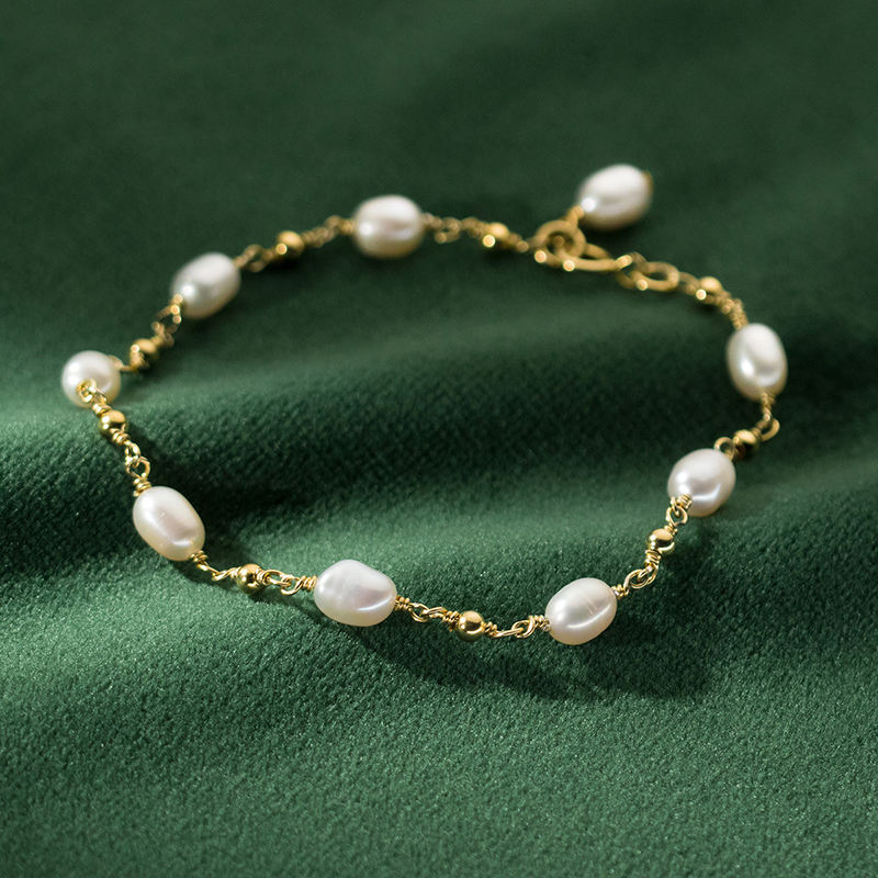 Pavla – Fine pearl bracelet with gold clasp.