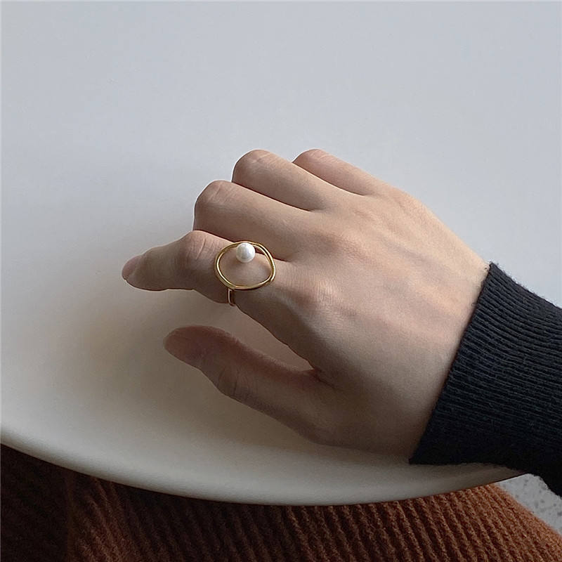 Greta – Gold-plated ring with pearl.
