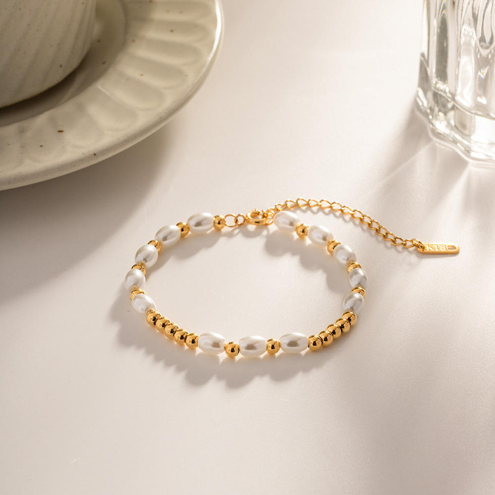 Livia – Delicate pearl bracelet with golden reflections.