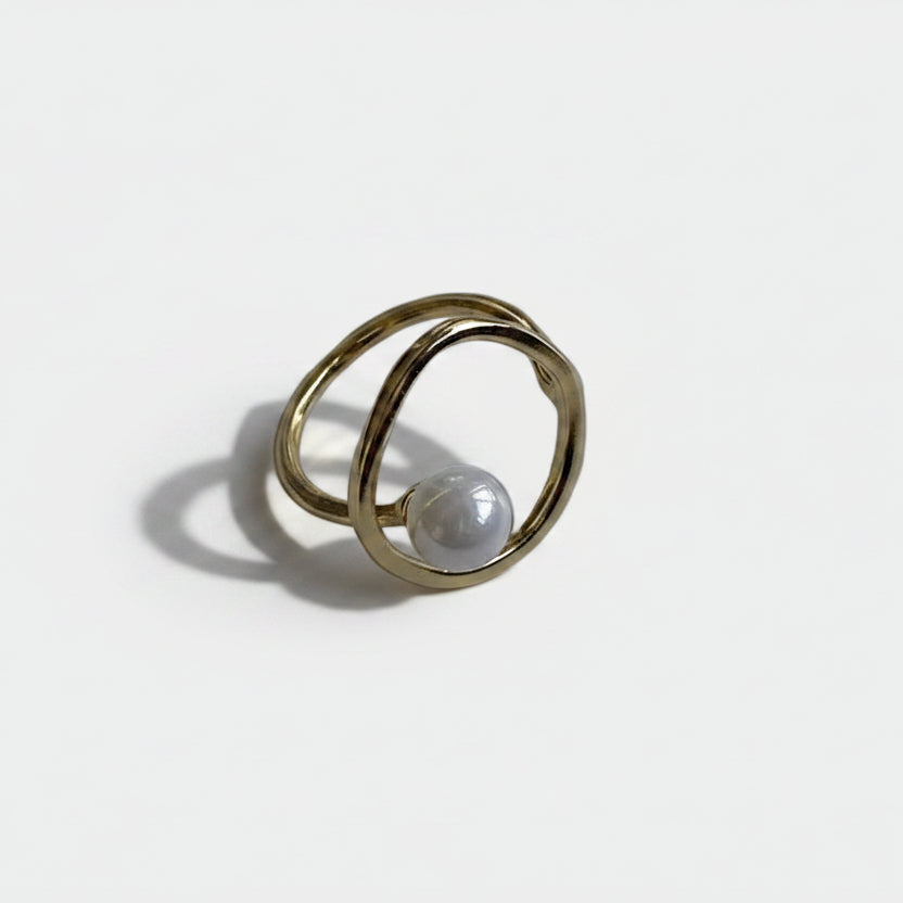 Greta – Gold-plated ring with pearl.