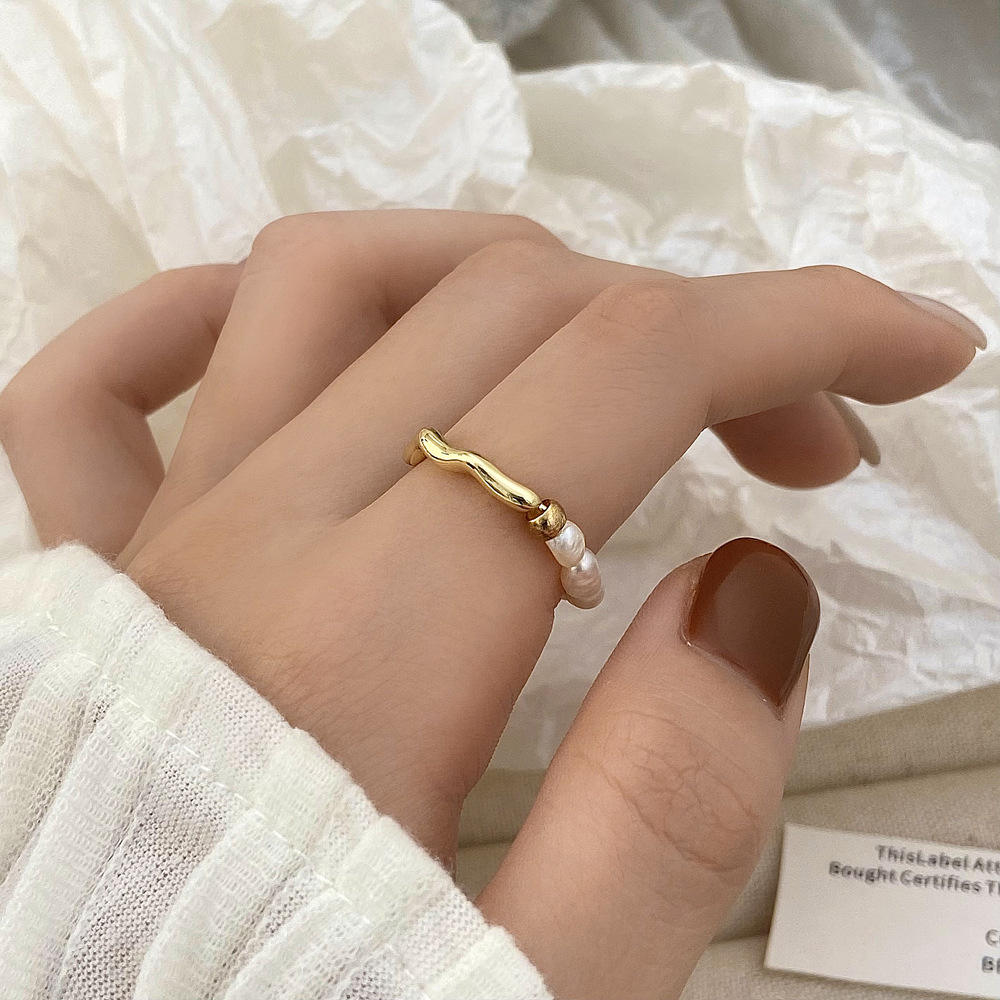 Elisa - A playful pearl ring with a golden heart.