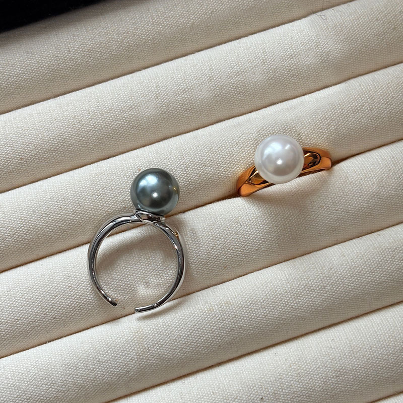 Ida – Gold-plated ring with smooth surface and pearl accent.