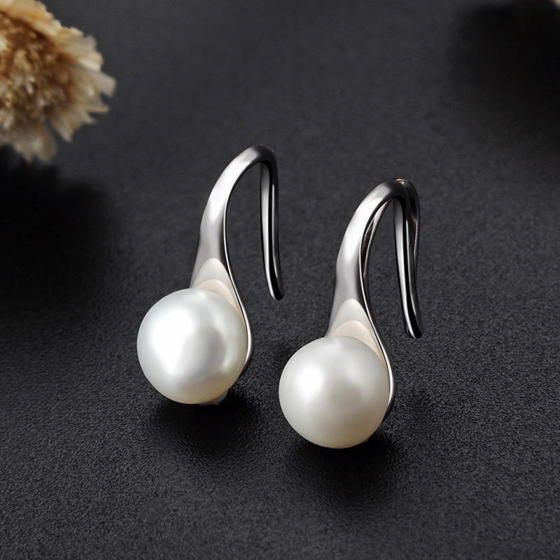 Helena – Gold earrings with oval pearl.
