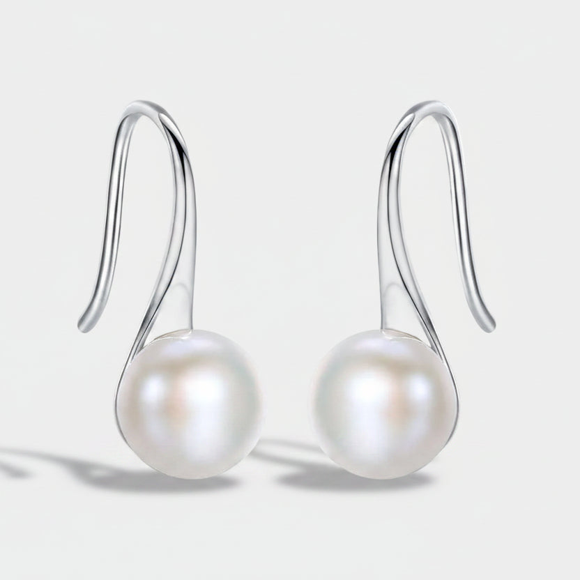 Helena – Gold earrings with oval pearl.