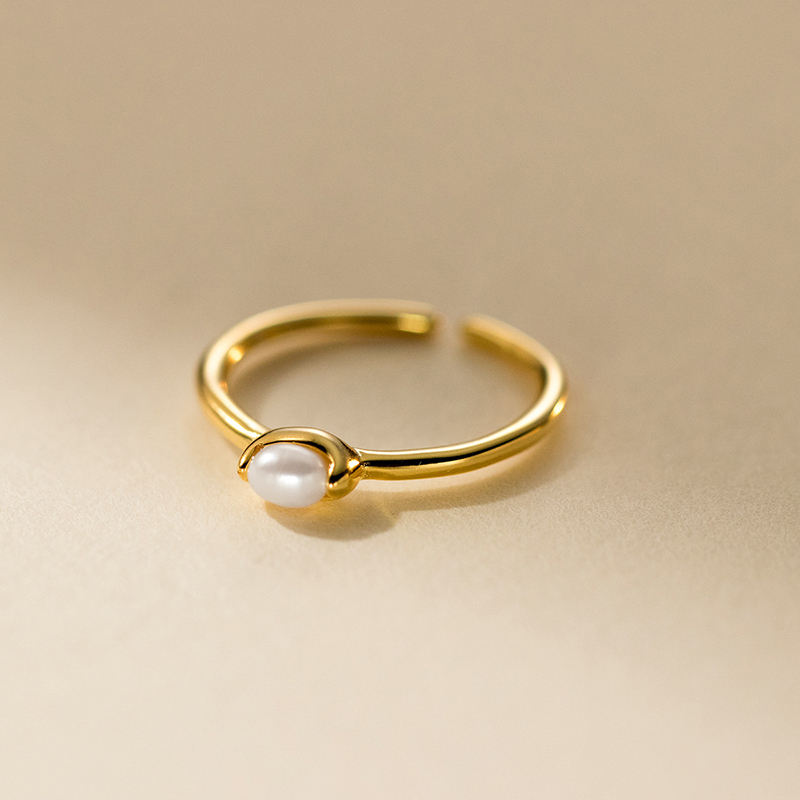 Kateřina – Delicate gold ring with a line of pearls.