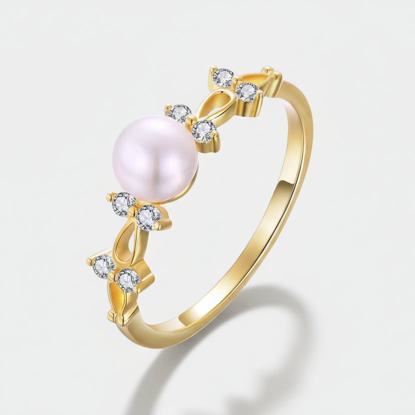 Leni – Delicate pearl earrings with gold chain.