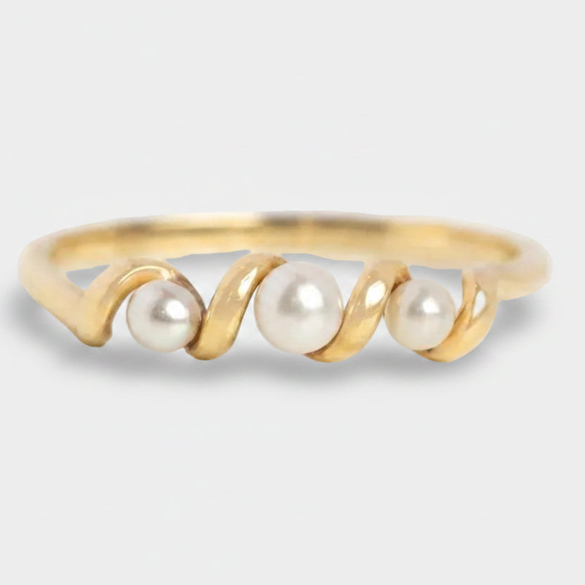 Helena – Gold-plated ring with pearls.