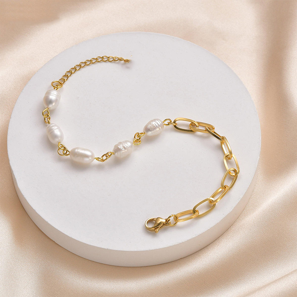 Olivia – Shiny pearl bracelet with heart.