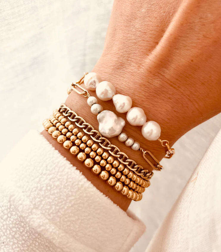 Leonie - Playful ring with pearls and gold details.