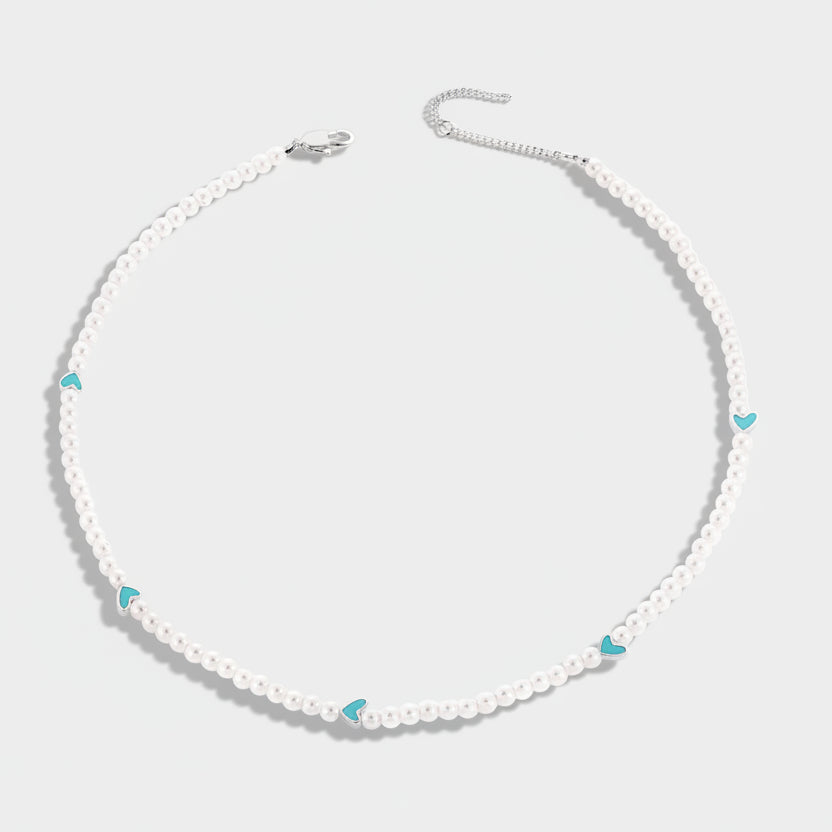 Beáta – Round pearl earrings with smooth gold setting.