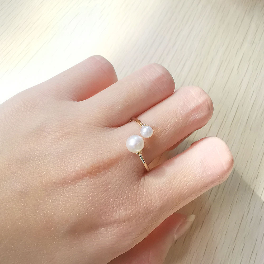 Johana – Ring with asymmetrical pearl finish.