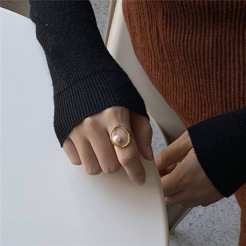 Greta – Anello placcato oro con perla.