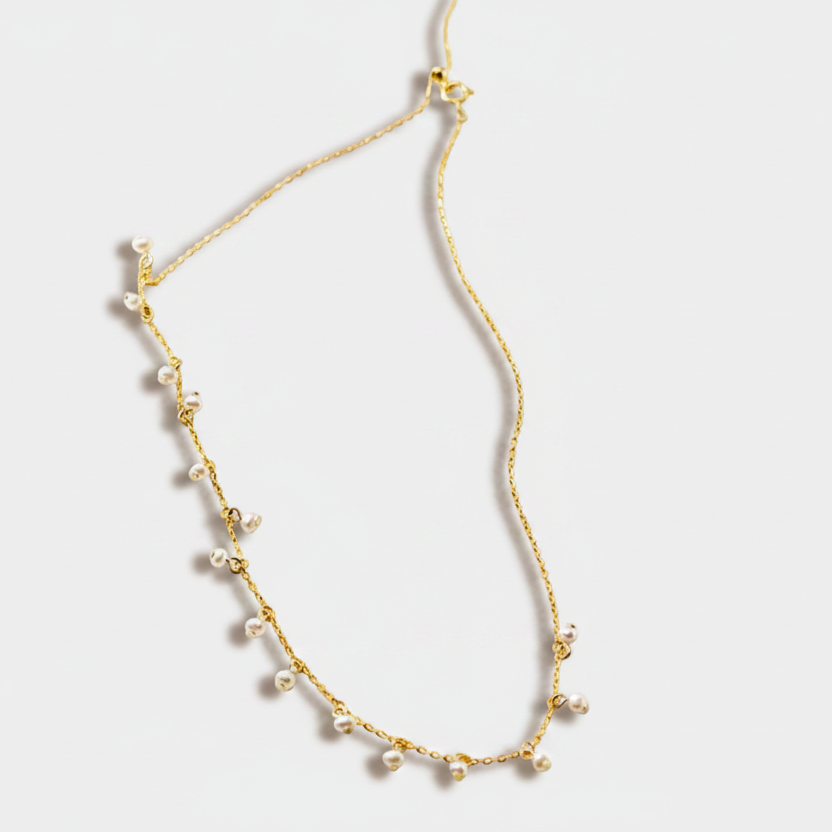 Irma – Round pearl earrings with textured gold edge.