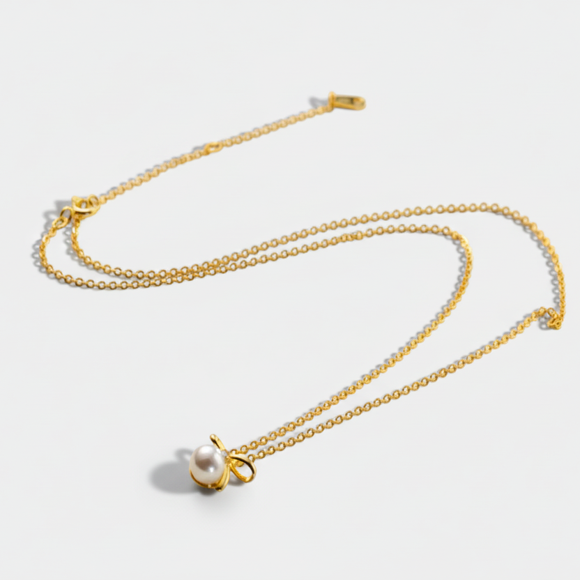 Johana-Luisa – Gold earrings with double pearl.