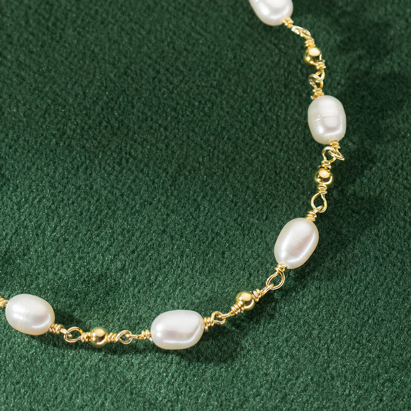 Pavla – Fine pearl bracelet with gold clasp.