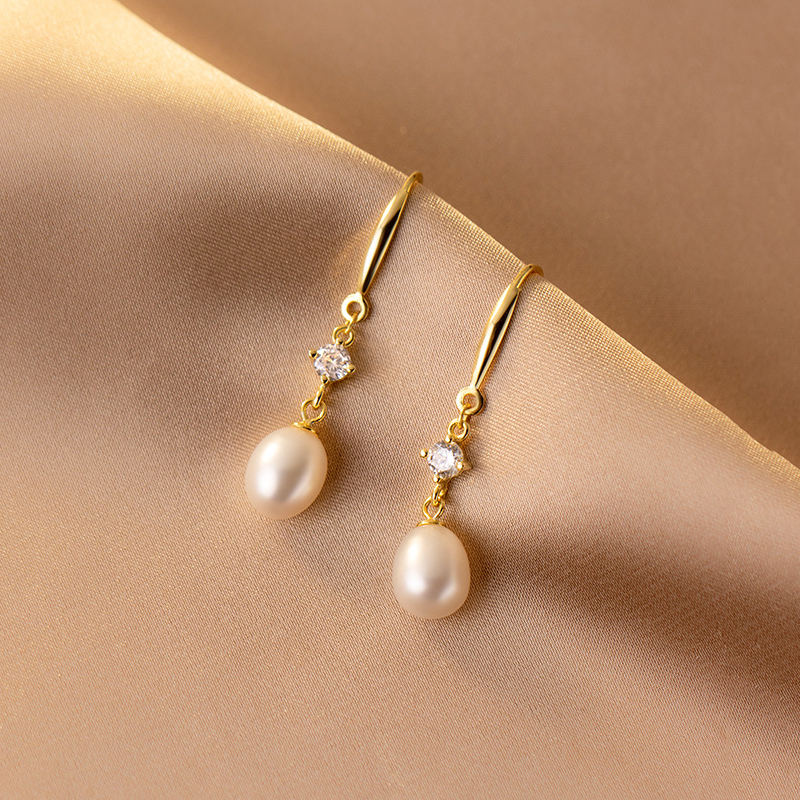 Nora – Classic pearl bracelet with modern clasp.