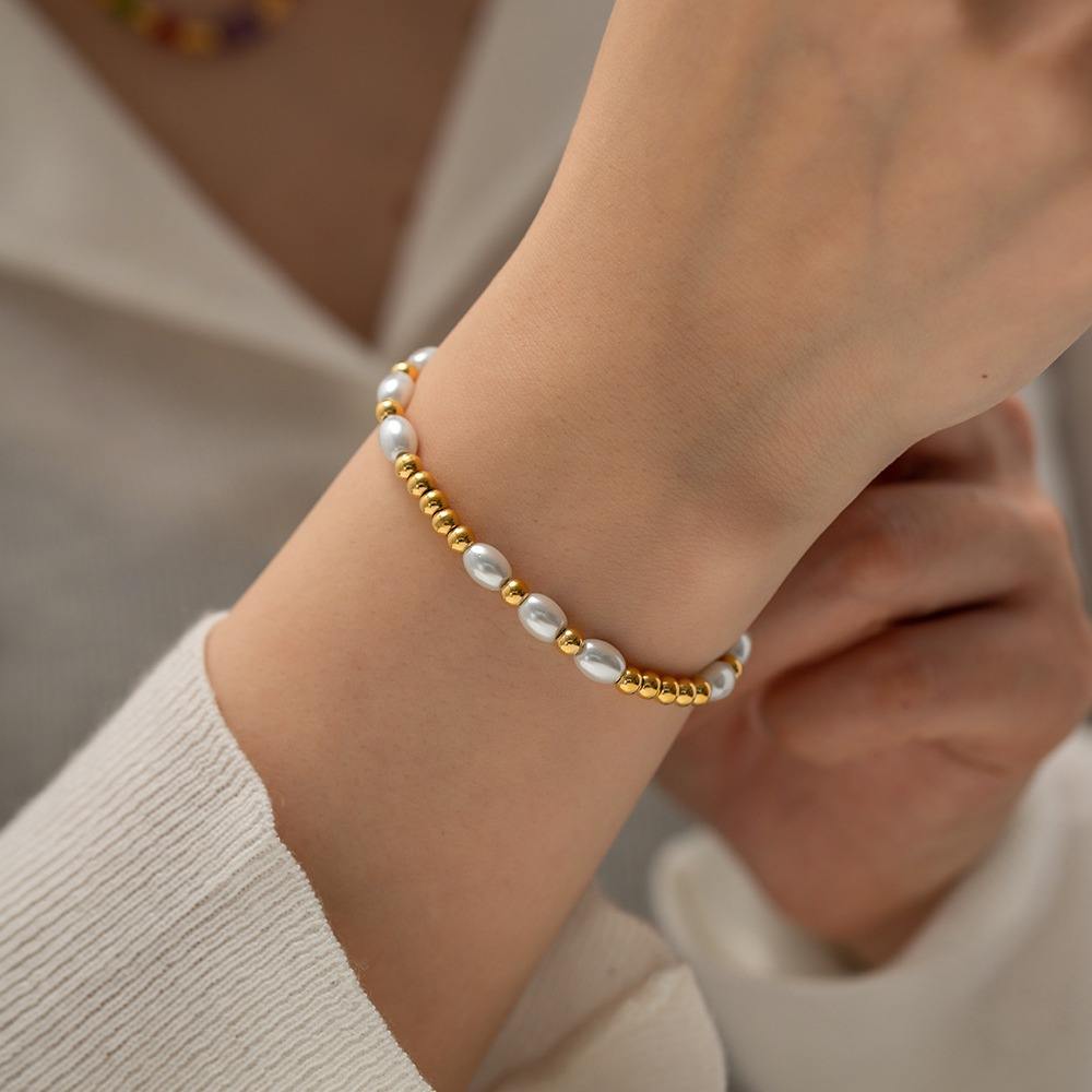 Livia – Delicate pearl bracelet with golden reflections.
