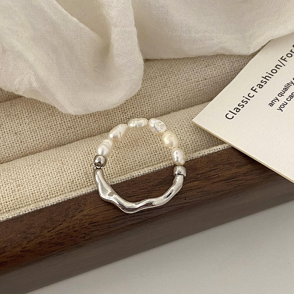 Elisa - A playful pearl ring with a golden heart.