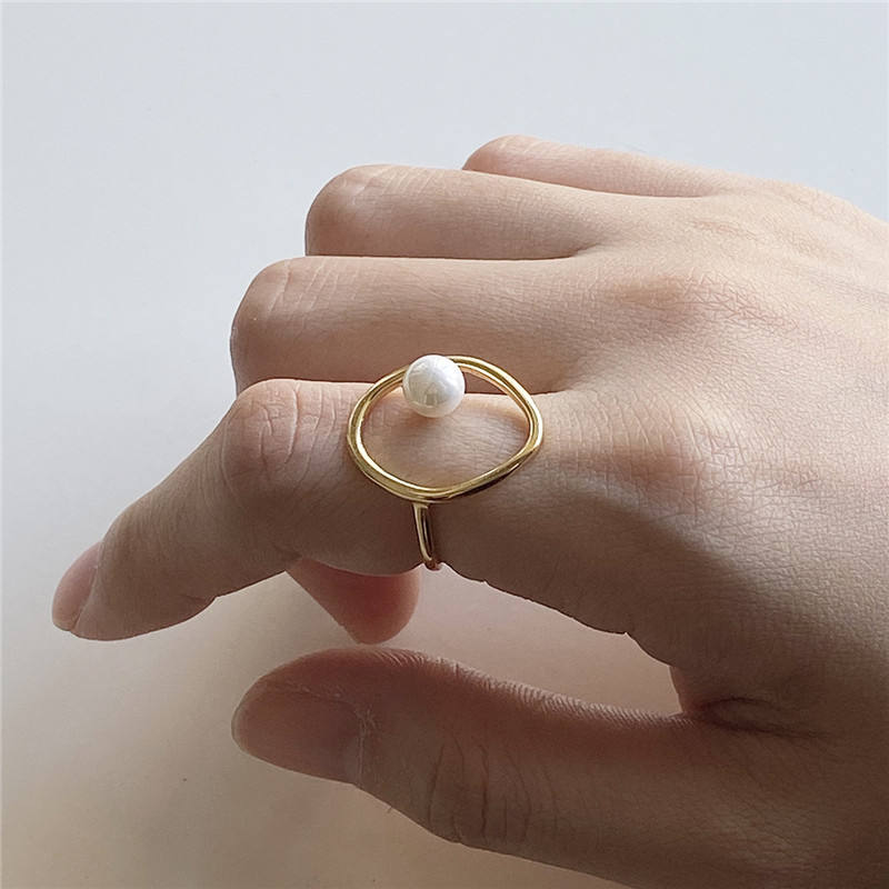 Greta – Gold-plated ring with pearl.