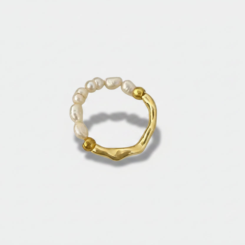 Elisa - A playful pearl ring with a golden heart.