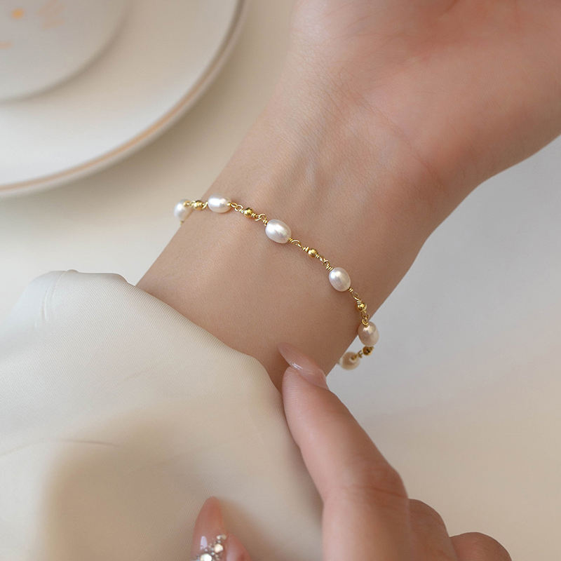 Pavla – Fine pearl bracelet with gold clasp.