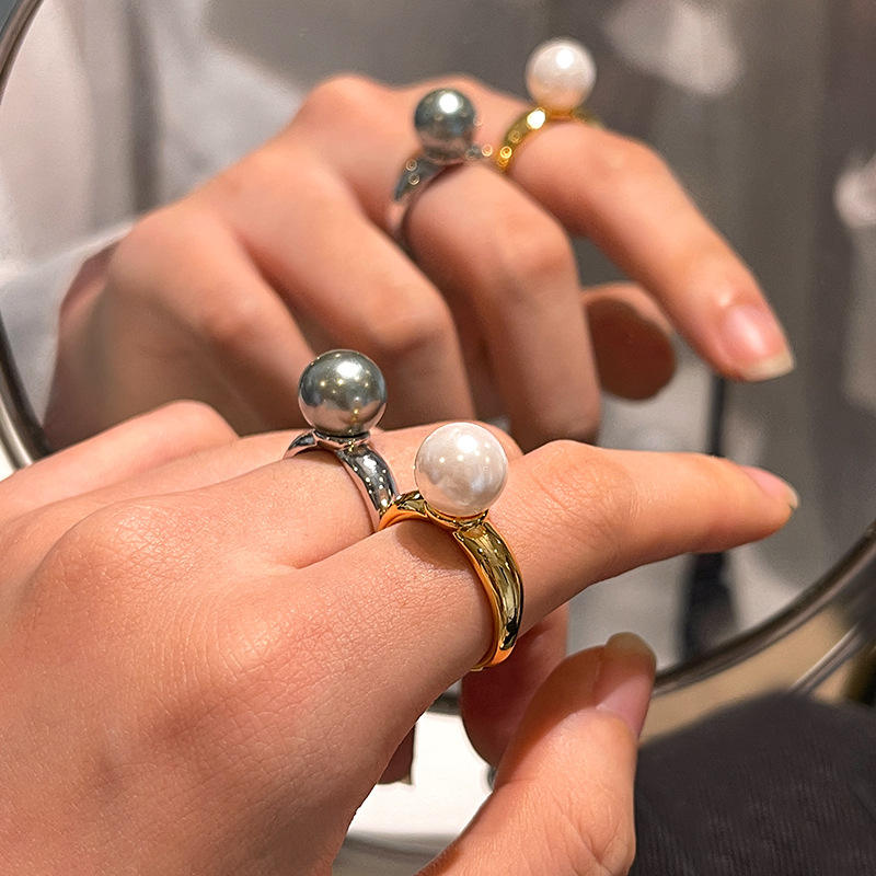 Ida – Gold-plated ring with smooth surface and pearl accent.