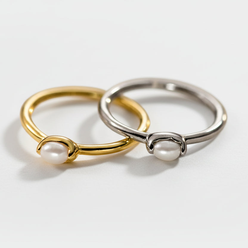 Kateřina – Delicate gold ring with a line of pearls.