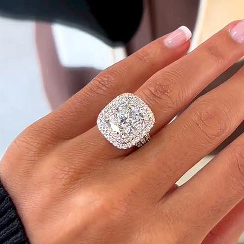 Frieda – Solitaire ring with round stone.