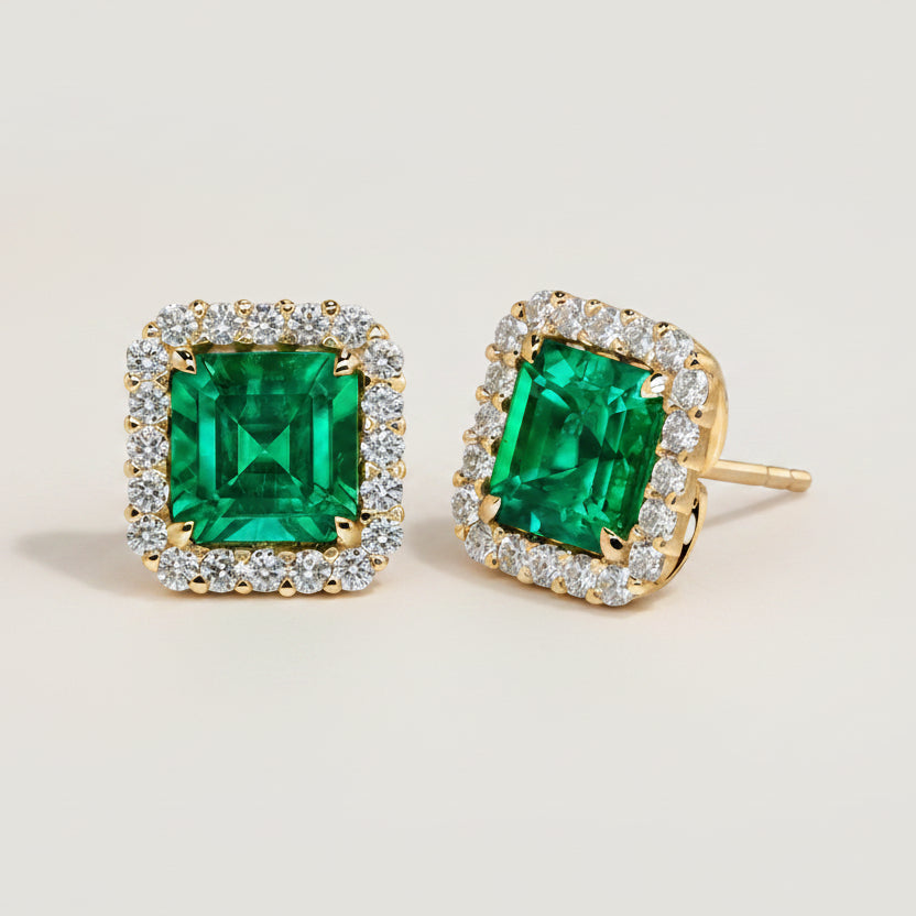 Luisa – Emerald earrings with gold finishes.
