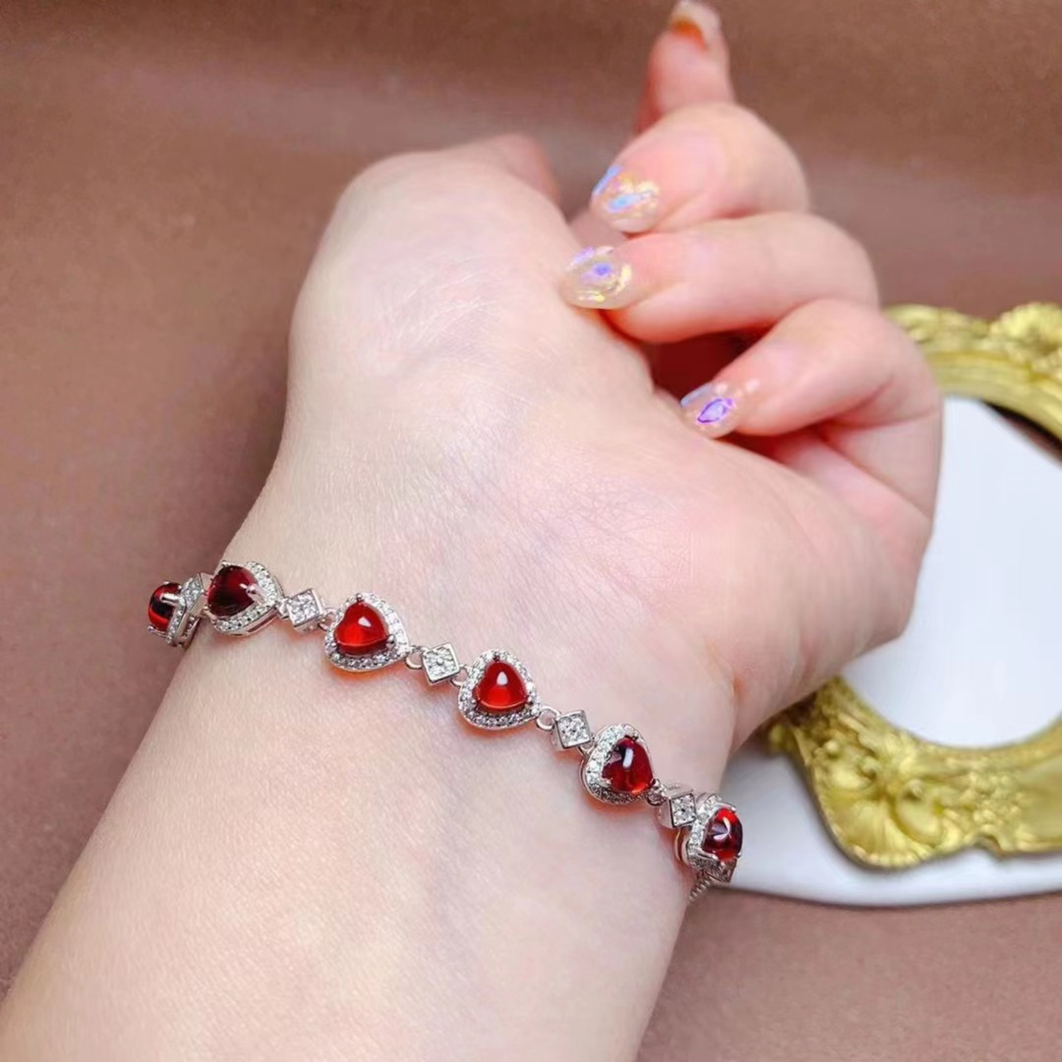 Monika – Ruby necklace with a delicate shade.