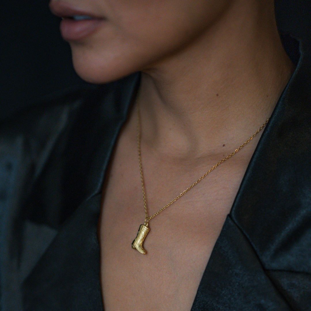Johana – Delicate necklace with enchanting gold pendants.
