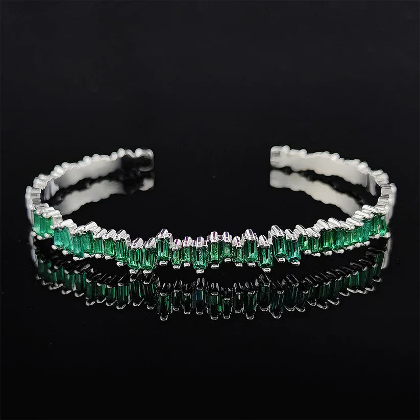 Marlena – Emerald bracelet with filigree shine.