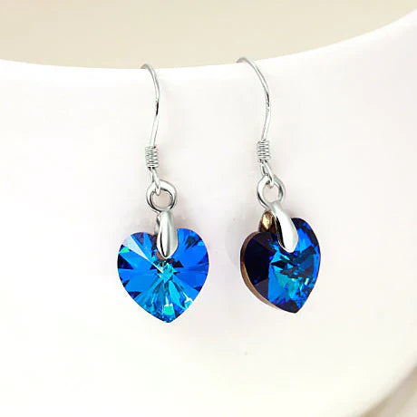 Elisa – Delicate earrings with sapphire accent.